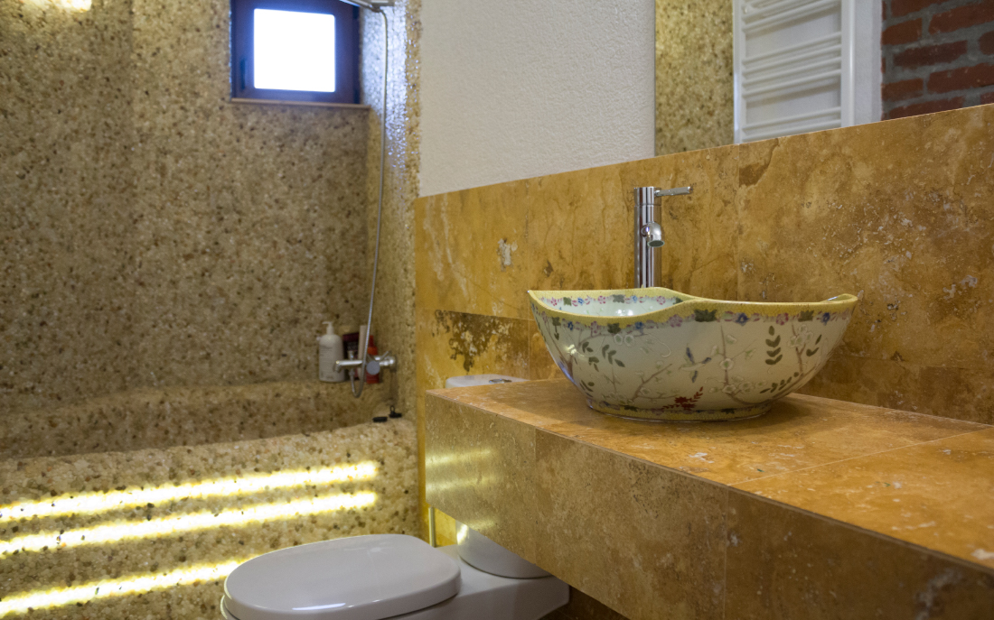 Amenajare baie cu travertin yellow