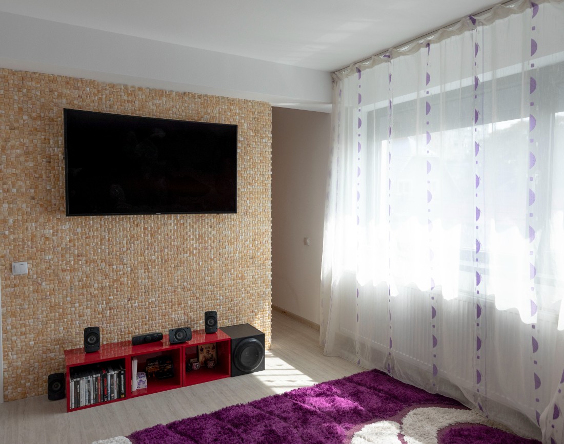 Placare de perete vertical cu mozaic din onix honey