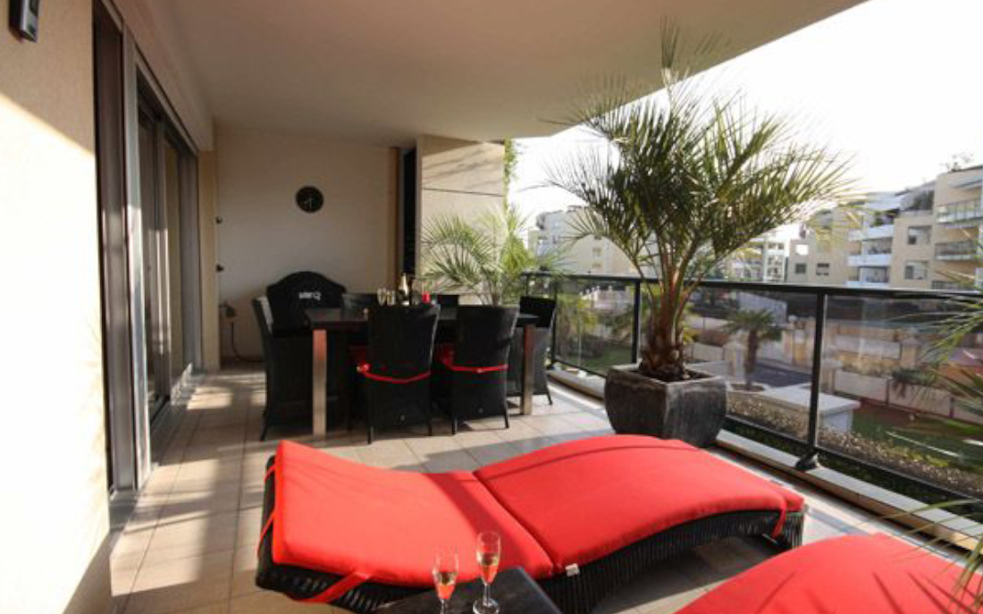dining pe balcon
