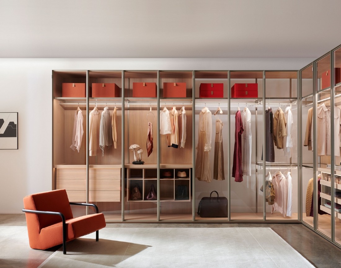 Dressing din lemn amenajat in nuante de portocaliu