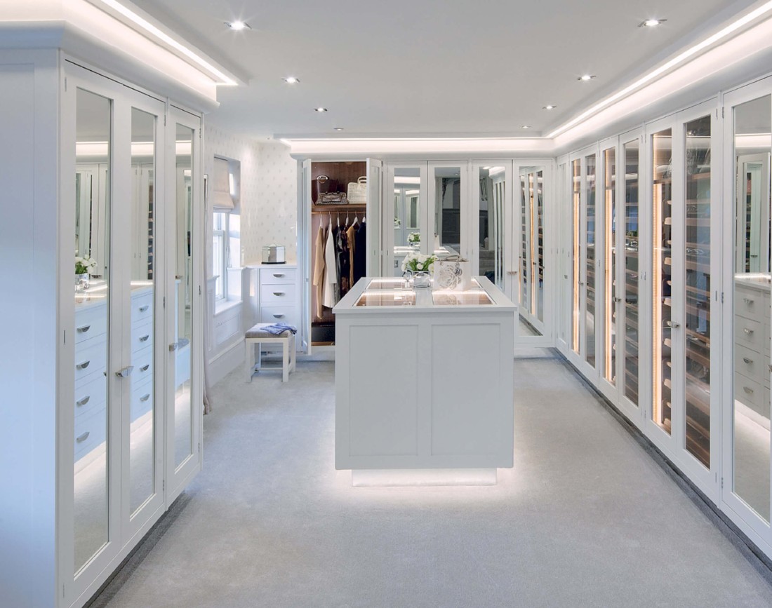 Dressing mansarda in nuante albe