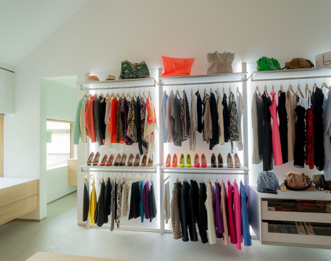 Dressing mansarda cu iluminat led pe interiorul rafturilor