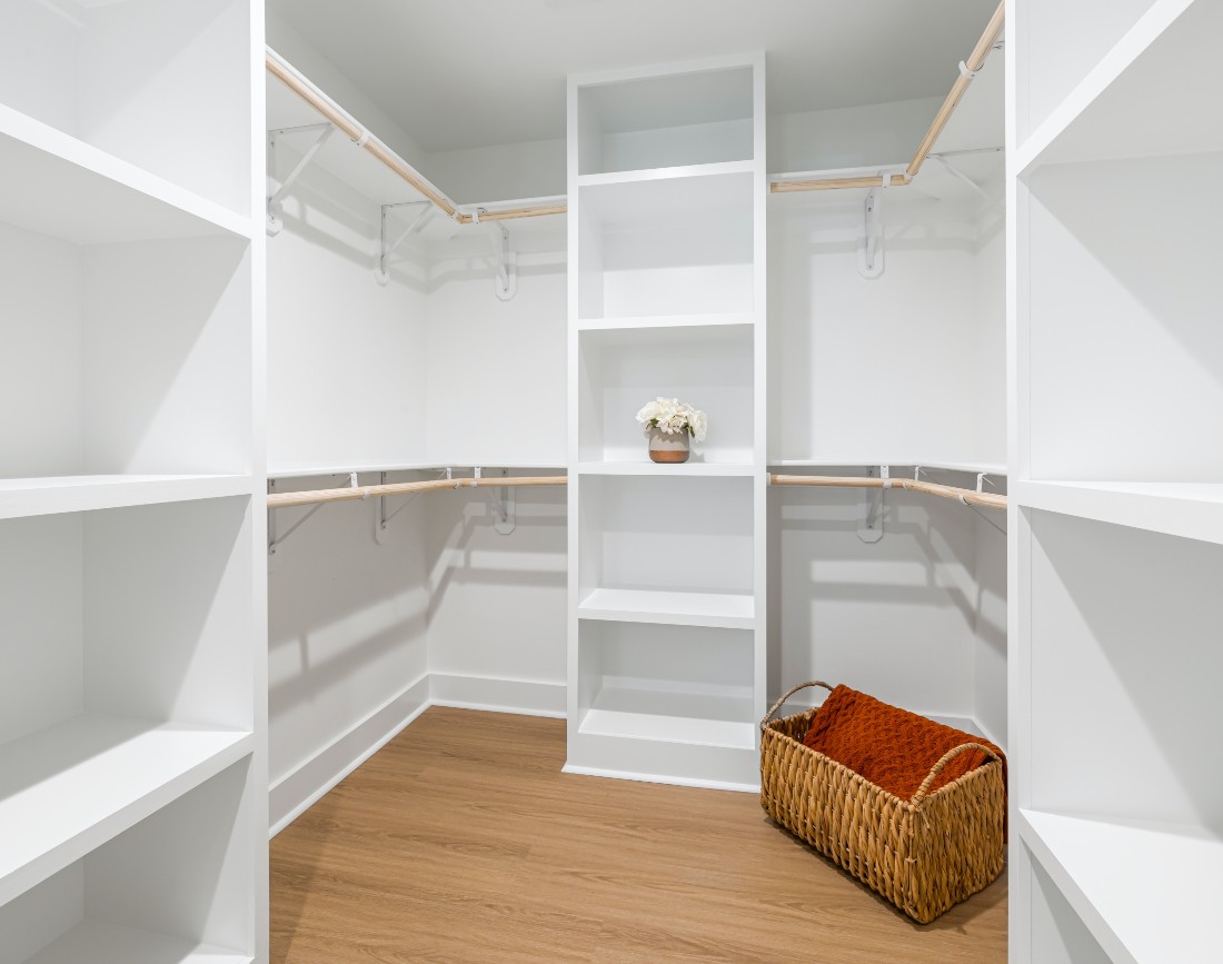 Dressing cu rafturi goale alb