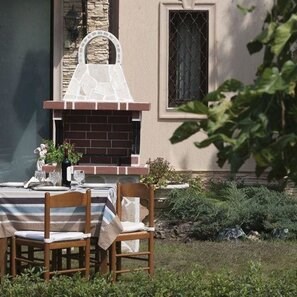 Gratar Gradina Traditional Mic (Carbune/Lemn, 100x60x210 cm, 650 kg, piatra naturala Rhodos, caramida)