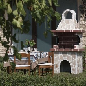 Gratar Gradina Traditional Mic (Carbune/Lemn, 100x60x210 cm, 650 kg, piatra naturala Rhodos, caramida)