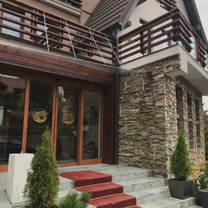 Ardezie Homa 3D Strips | Piatra Decorativa pt. Placari Verticale, Exterior-Interior (10-12/palet)