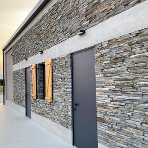 Ardezie Kavala 3D Strips | Piatra Decorativa pt. Placari Verticale, Exterior-Interior (10-12/palet)