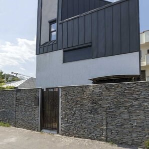 Ardezie Kavala 3D Strips | Piatra Decorativa pt. Placari Verticale, Exterior-Interior (10-12/palet)