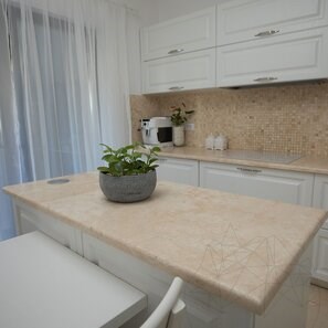 Столешница из полированного классического травертина, 250 x 65 x 3,2 см