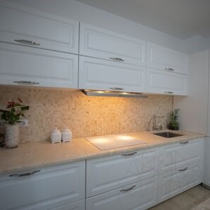 Столешница из полированного классического травертина, 250 x 65 x 3,2 см