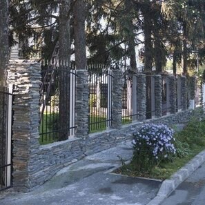 Ardezie Kavala 3D Strips | Piatra Decorativa pt. Placari Verticale, Exterior-Interior (10-12/palet)