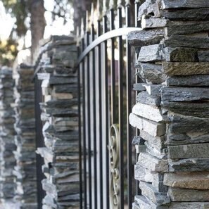 Ardezie Kavala 3D Strips | Piatra Decorativa pt. Placari Verticale, Exterior-Interior (10-12/palet)