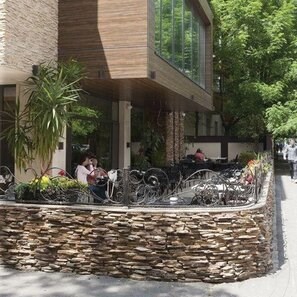 Ardezie Rusty Brown 3D Strips | Piatra Decorativa pt. Placari Verticale, Exterior-Interior (10-12/palet)