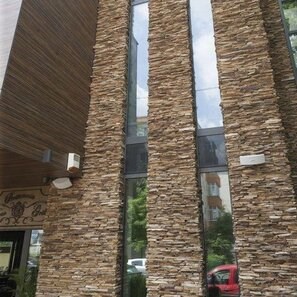 Ardezie Rusty Brown 3D Strips | Piatra Decorativa pt. Placari Verticale, Exterior-Interior (10-12/palet)