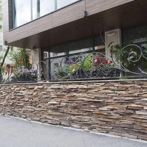Ardezie Rusty Brown 3D Strips | Piatra Decorativa pt. Placari Verticale, Exterior-Interior (10-12/palet)