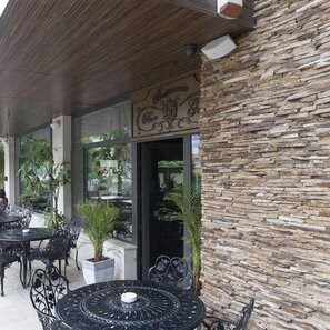 Ardezie Rusty Brown 3D Strips | Piatra Decorativa pt. Placari Verticale, Exterior-Interior (10-12/palet)