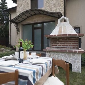 Gratar Gradina Traditional Mare (Carbune/Lemn, 153x70x210 cm, 950 kg, piatra naturala Rhodos, caramida)