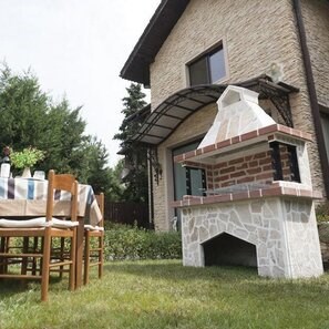 Gratar Gradina Traditional Mare (Carbune/Lemn, 153x70x210 cm, 950 kg, piatra naturala Rhodos, caramida)