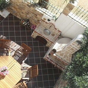 Gratar Gradina Traditional Mare (Carbune/Lemn, 153x70x210 cm, 950 kg, piatra naturala Rhodos, caramida)