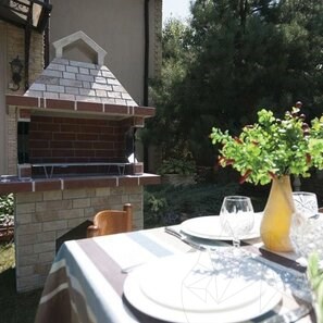 Gratar Gradina Mediteraneo Mediu (Carbune/Lemn, 120x70x210 cm, 800 kg, piatra naturala Rhodos, caramida)