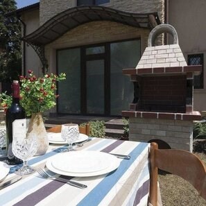 Gratar Gradina Mediteraneo Mic (Carbune/Lemn, 100x60x210 cm, 650 kg, piatra naturala Rhodos, caramida)