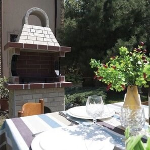 Gratar Gradina Mediteraneo Mic (Carbune/Lemn, 100x60x210 cm, 650 kg, piatra naturala Rhodos, caramida)
