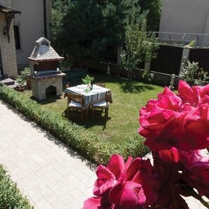 Gratar Gradina Mediteraneo Mediu (Carbune/Lemn, 120x70x210 cm, 800 kg, piatra naturala Rhodos, caramida)