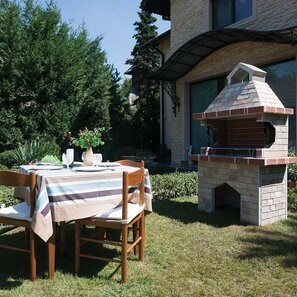 Gratar Gradina Mediteraneo Mediu (Carbune/Lemn, 120x70x210 cm, 800 kg, piatra naturala Rhodos, caramida)