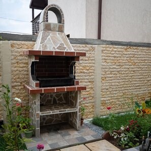 Gratar Gradina Traditional Mediu cu raft (Carbune/Lemn, 120x70x210 cm, 800 kg, piatra naturala Rhodos, caramida)