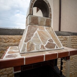 Gratar Gradina Traditional Mediu cu raft (Carbune/Lemn, 120x70x210 cm, 800 kg, piatra naturala Rhodos, caramida)