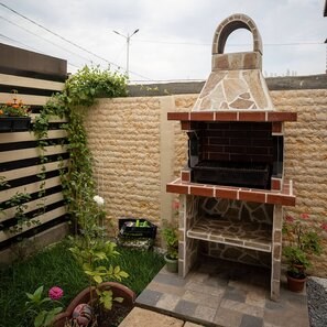 Gratar Gradina Traditional Mediu cu raft (Carbune/Lemn, 120x70x210 cm, 800 kg, piatra naturala Rhodos, caramida)