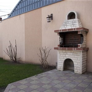 Gratar Gradina Mediteraneo Mic (Carbune/Lemn, 100x60x210 cm, 650 kg, piatra naturala Vratza, caramida)