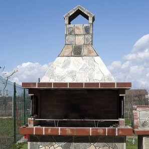 Gratar Gradina Traditional Mare (Carbune/Lemn, 153x70x210 cm, 950 kg, piatra naturala Rhodos, caramida)