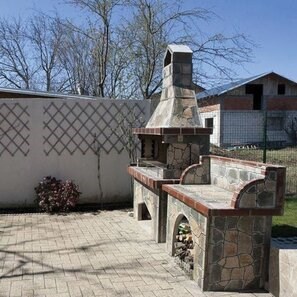 Gratar Gradina Traditional Mare (Carbune/Lemn, 153x70x210 cm, 950 kg, piatra naturala Rhodos, caramida)