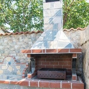 Традиционный средний садовый гриль (уголь/дрова, 120x70x210 см, натуральный родосский камень, кирпич)