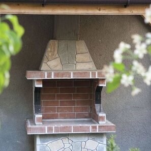 Gratar Gradina Traditional Mic (Carbune/Lemn, 100x60x210 cm, 650 kg, piatra naturala Rhodos, caramida)
