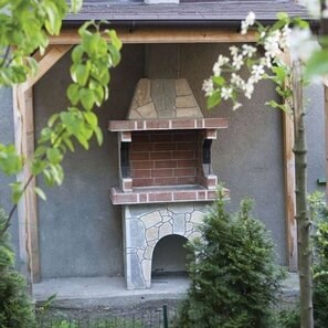 Gratar Gradina Traditional Mic (Carbune/Lemn, 100x60x210 cm, 650 kg, piatra naturala Rhodos, caramida)