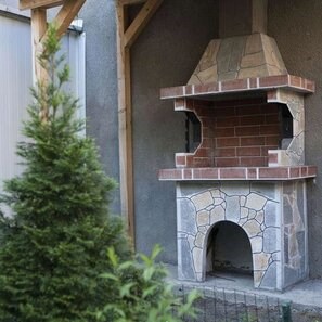 Gratar Gradina Traditional Mic (Carbune/Lemn, 100x60x210 cm, 650 kg, piatra naturala Rhodos, caramida)