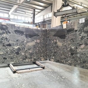 Полированная плита из черного мрамора Breccia, 2 см