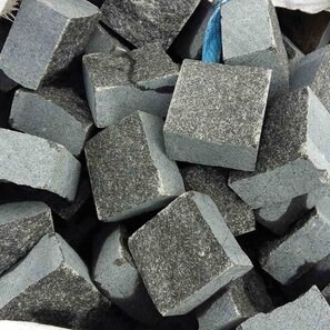 Антрацитовый гранитный кубический камень, ограненный с 4 сторон, 10 x 10 x 5 см
