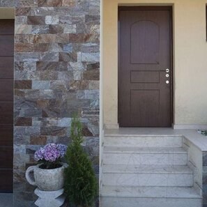 Ardezie Rusty Brown Natur, 10 cm x LL | Piatra Decorativa - Placari Verticale, Exterior-Interior