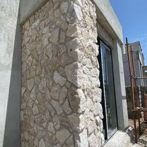 Marmura Poligonala Rock Face Ivory (Coltar)
