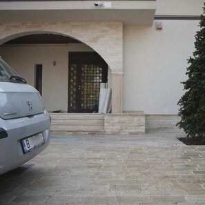 Travertin Classic Cross Cut Periat si Daltuit, 30.5 x 15.25 x 3 cm