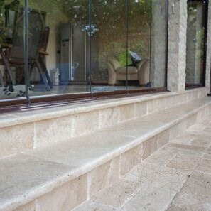Travertin Classic Cross Cut Periat + Baston 1L, 61 x 30.5 x 3 cm (Treapta/Bordura Piscina)