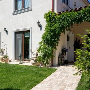 Travertin Classic Cross Cut Periat si Daltuit, 30.5 x 15.25 x 3 cm