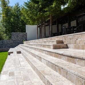 Travertin Latte PREMIUM Periat si Daltuit, 30.5 x 15.2 x 3 cm (Pavaj Exterior)