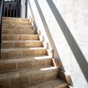 Travertin Latte PREMIUM Periat si Daltuit, 30.5 x 15.2 x 3 cm (Pavaj Exterior)