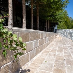 Travertin Latte PREMIUM Periat si Daltuit, 30.5 x 15.2 x 3 cm (Pavaj Exterior)