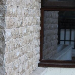 Travertin Latte PREMIUM Scapitat, 10 cm x LL x 1.3 cm