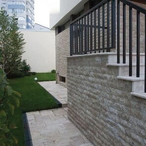 Travertin Latte PREMIUM Scapitat, 10 cm x LL x 1.3 cm